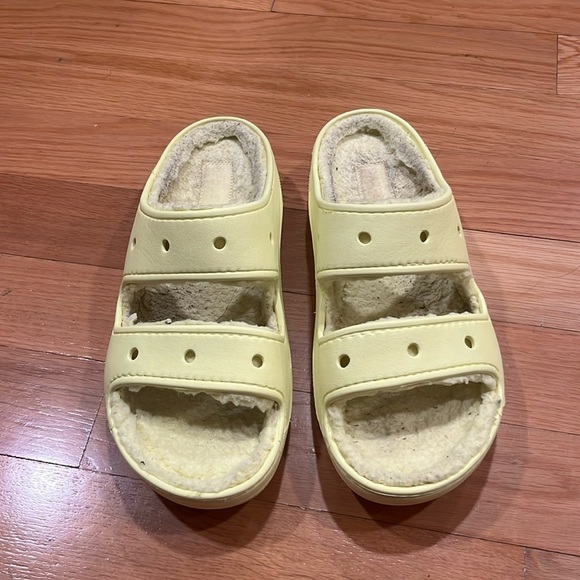 Crocs women’s yellow classic lined cozy sandal size 11. - Picture 1 of 7